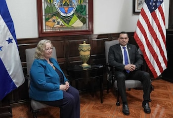 Colleen Anne Hoey, con experiencia previa en la embajada estadounidense, lidera la continuidad del diálogo diplomático con Honduras desde junio de 2025. (Foto: Congreso Nacional)