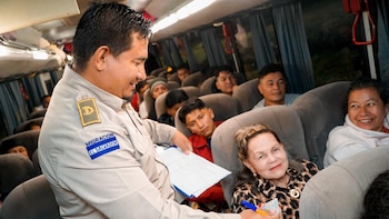 Decenas de peregrinos salvadoreños cruzan