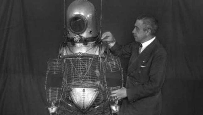 El general Herrera Linares, presidente de la República en el exilio e inventor del primer traje espacial, al que el Gobierno ha devuelto su rango