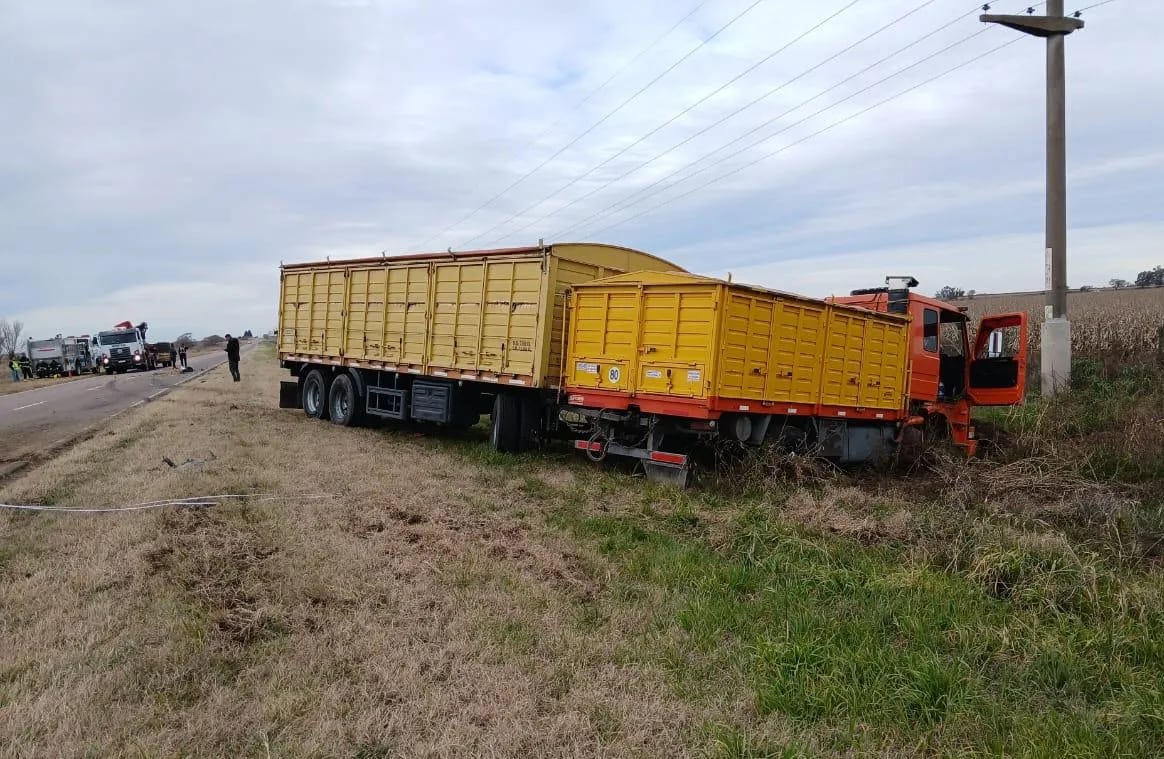 La Policía de La Pampa confirmó que el conductor del camión no sufrió lesiones y que no hubo otras personas involucradas en el siniestro de la Ruta 4