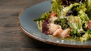 Ensalada de gambas y queso parmesano: una receta refrescante para combatir el calor de verano