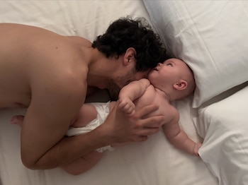 En una de las imágenes más tiernas de la serie, el Chino Darín apareció abrazado a Dante sobre la cama