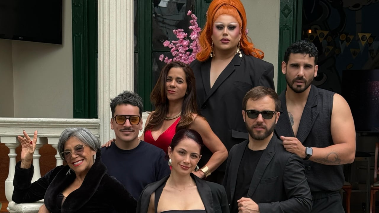 Bettina Oneto, Vanessa Terkes y el resto del elenco de la experiencia escénica 'El Deseo' posan en el Centro de Convenciones Bianca de Barranco.