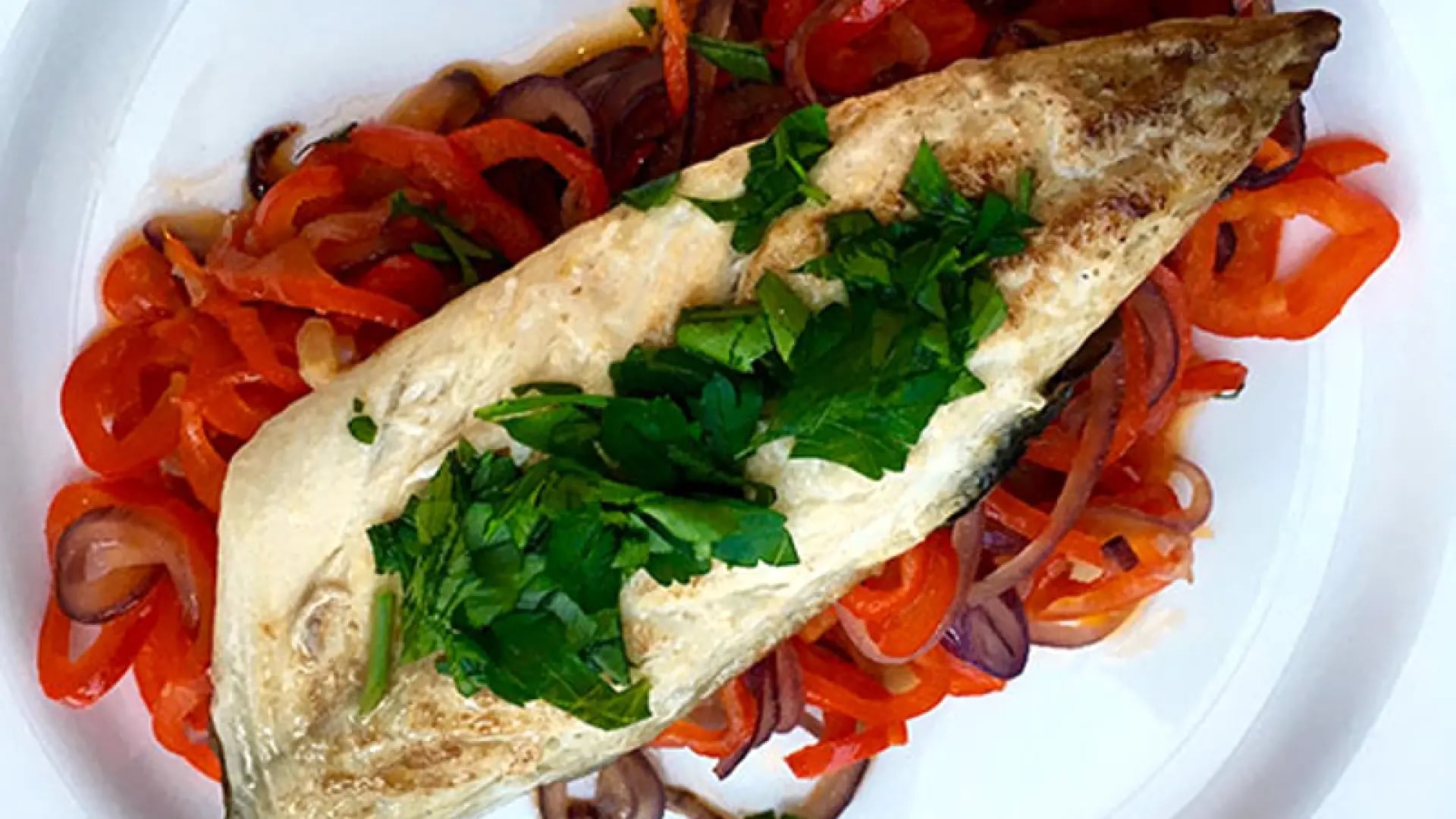 Caballa al horno con pimientos. (Wikimedia)