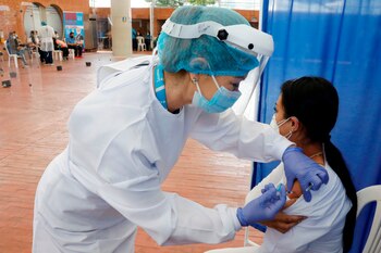 Una enfermera pone una vacuna del fabricante Pfizer-BioNTech contra la Covid-19 durante una jornada de vacunación para personal médico, en la Plaza de los Artesanos, en Bogotá (Colombia). EFE/ Carlos Ortega/Archivo