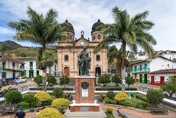 La iglesia central de Concepción, escenario de la singular demanda judicial contra Dios y las ánimas, hoy es símbolo del patrimonio y la tenacidad de sus habitantes - crédito turismoantioquia