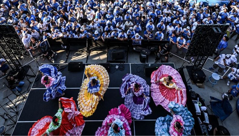 Los Dodgers organizaron música en vivo, baile típico, actividades familiares y gastronomía salvadoreña en su estadio. (Cortesía: Comité Olímpico de El Salvador)