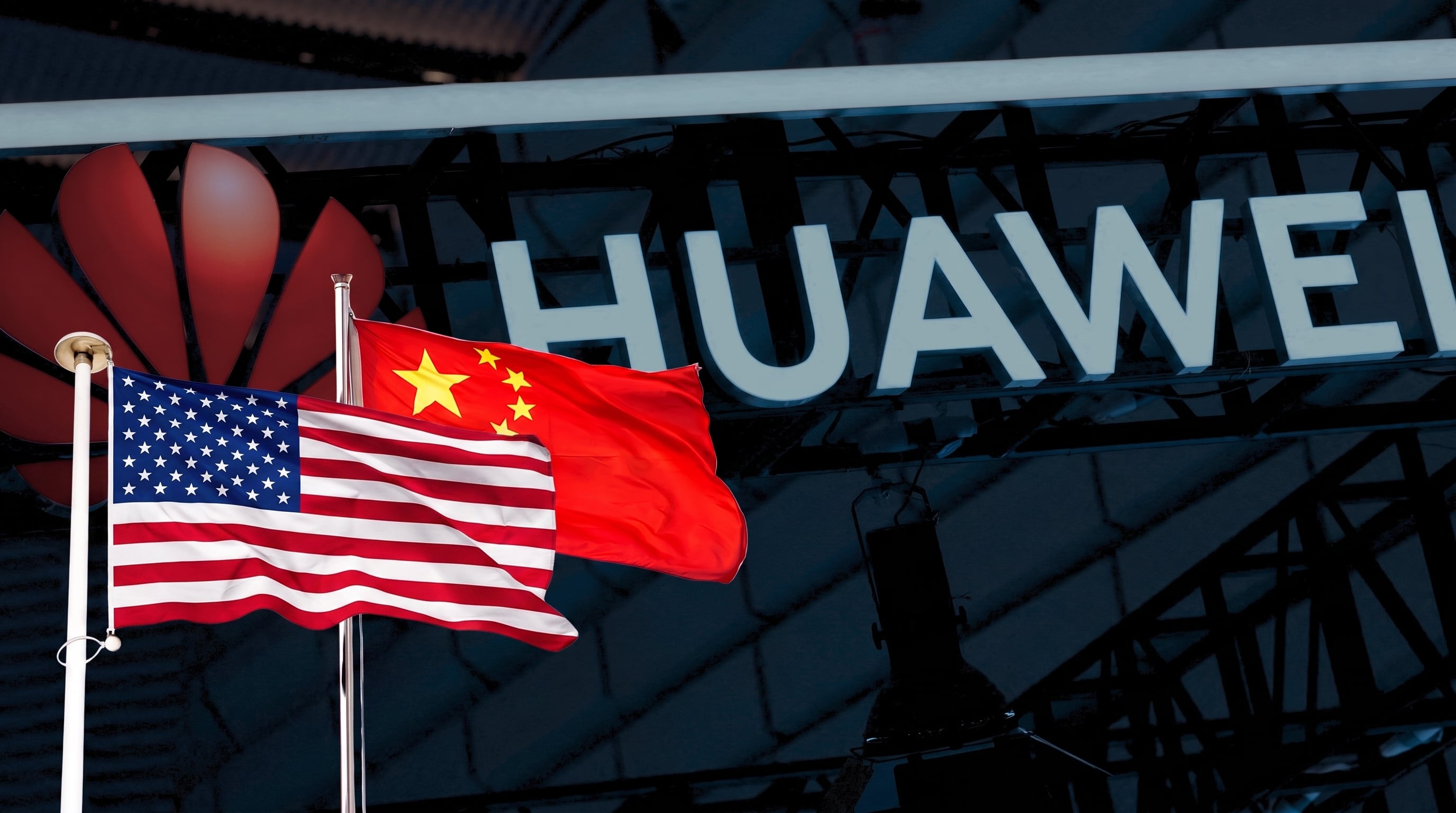 Las banderas de Estados Unidos y China flamean delante del logotipo y el nombre de la empresa Huawei. (Imagen Ilustrativa Infobae)