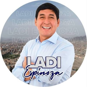Retrato circular de un hombre sonriente con camisa azul de manga larga y los brazos cruzados, sobre una vista panorámica de una ciudad