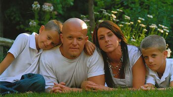 Una mujer y dos niños