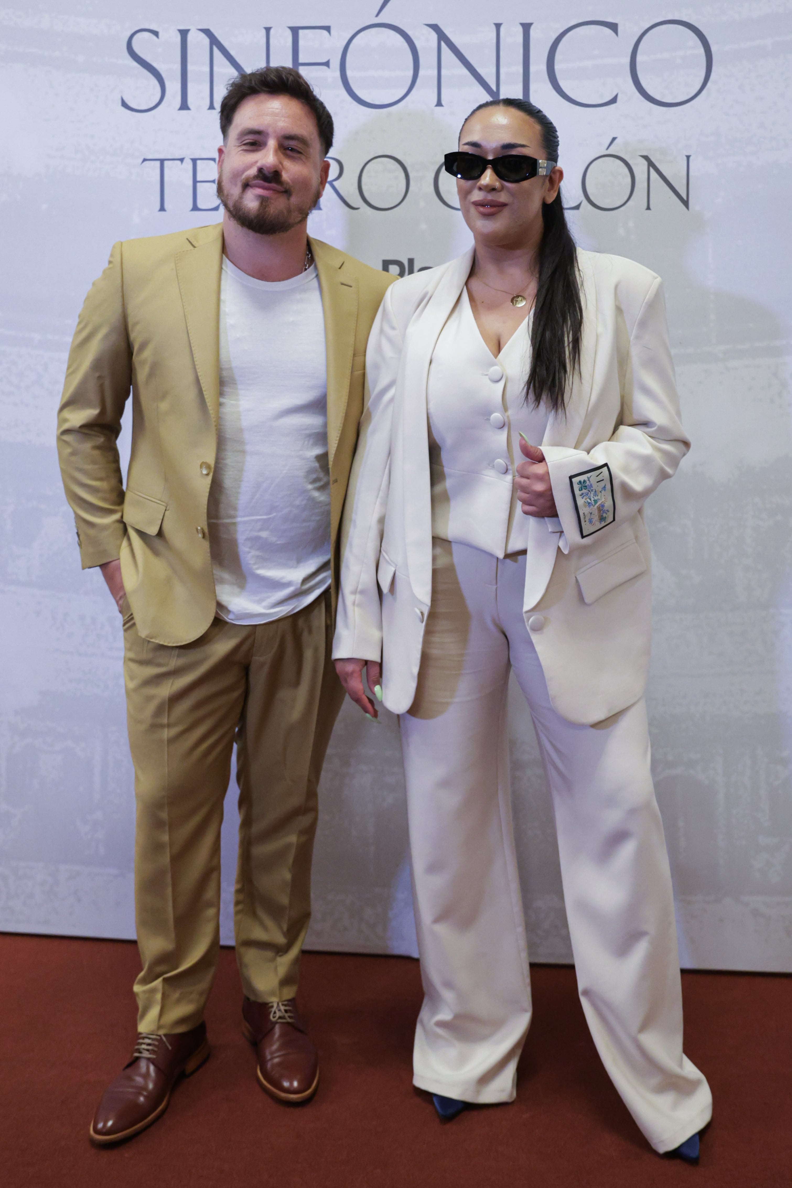 La pareja de Fede Bal y Evelyn Botto eligió atuendos en tonos beige y blanco, fusionando elegancia y modernidad en la alfombra roja del Teatro Colón