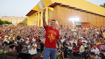 Miles de personas reciben a Pedro Porro en Don Benito: "Bienvenido al lugar donde empezó todo"