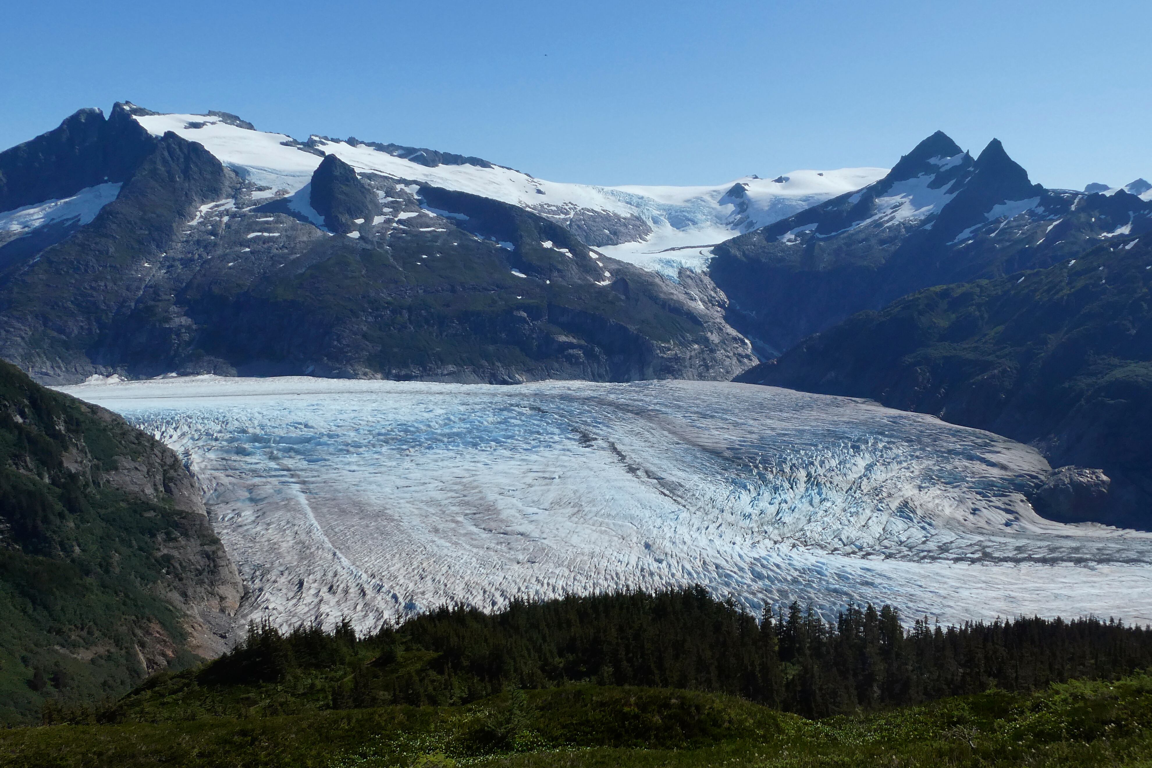 El glaciar Mendenhall se observa desde el sendero del Monte McGinnis en Juneau, Alaska. (Foto AP/Becky Bohrer)