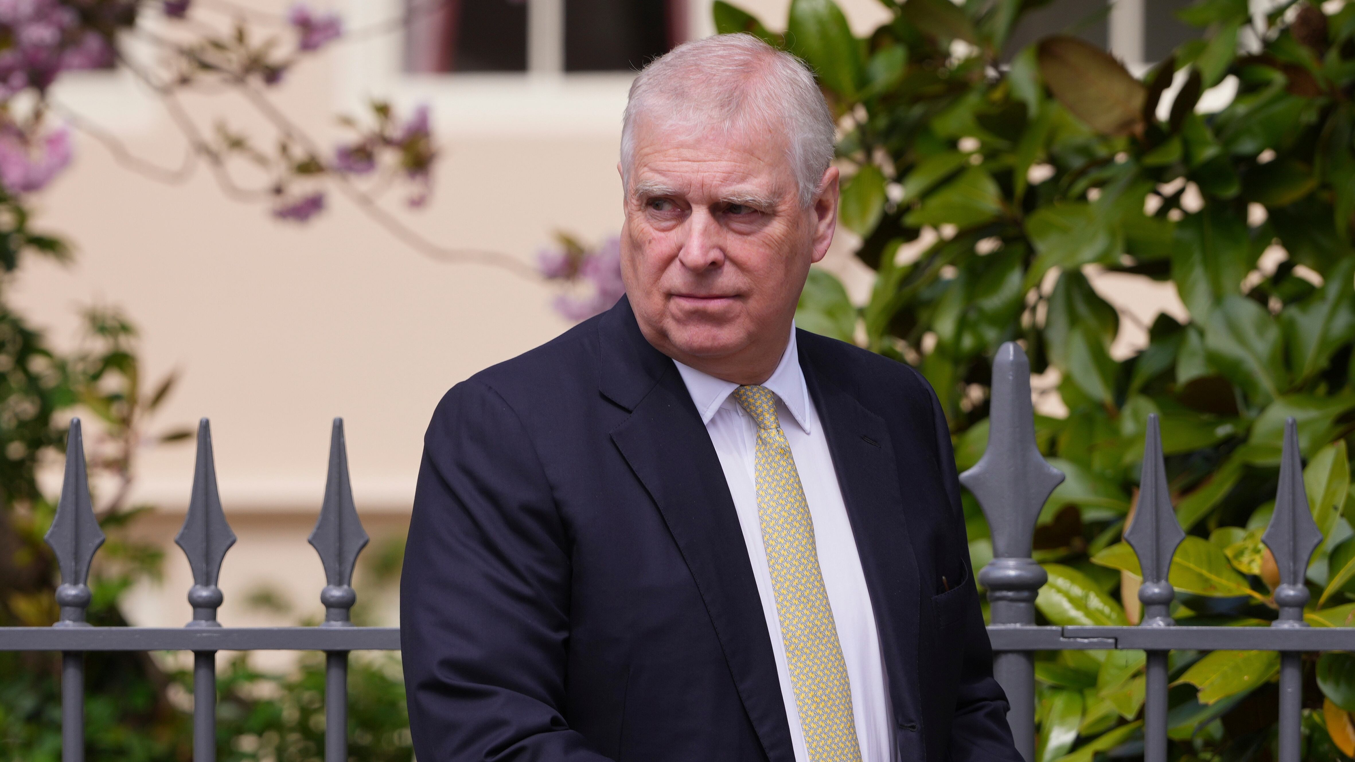 El Palacio de Buckingham retira los títulos reales del príncipe Andrés y le pide que abandone su residencia oficial