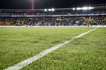 El partido entre Millonarios y Once Caldas, por la fecha 13 de la Liga BetPlay II-2026, fue suspendido debido al estado de la gramilla del estadio Nemesio Camacho El Campín, que no presentó las condiciones adecuadas para el desarrollo del encuentro - crédito Cristian Bayona/Colprensa