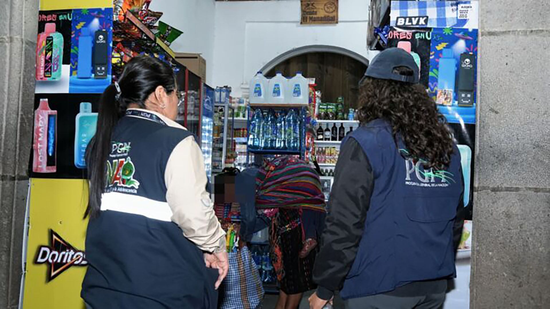 Miembros de la PGN de Guatemala inspeccionan un establecimiento como parte de una intervención por denuncias de mendicidad y trata de personas en niñez y adolescencia. ( PGN de Guatemala)