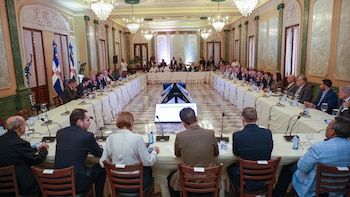 República Dominicana: El presidente Abinader coordina acciones con empresarios para enfrentar la crisis internacional