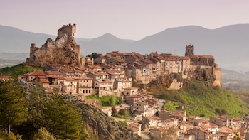 Los mejores pueblos de Burgos para ver el eclipse solar total del 12 de agosto: castillos medievales, casas colgantes y miradores naturales