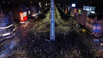 Así se vio desde el drone de Infobae la concentración en el Obelisco para acompañar a la Selección