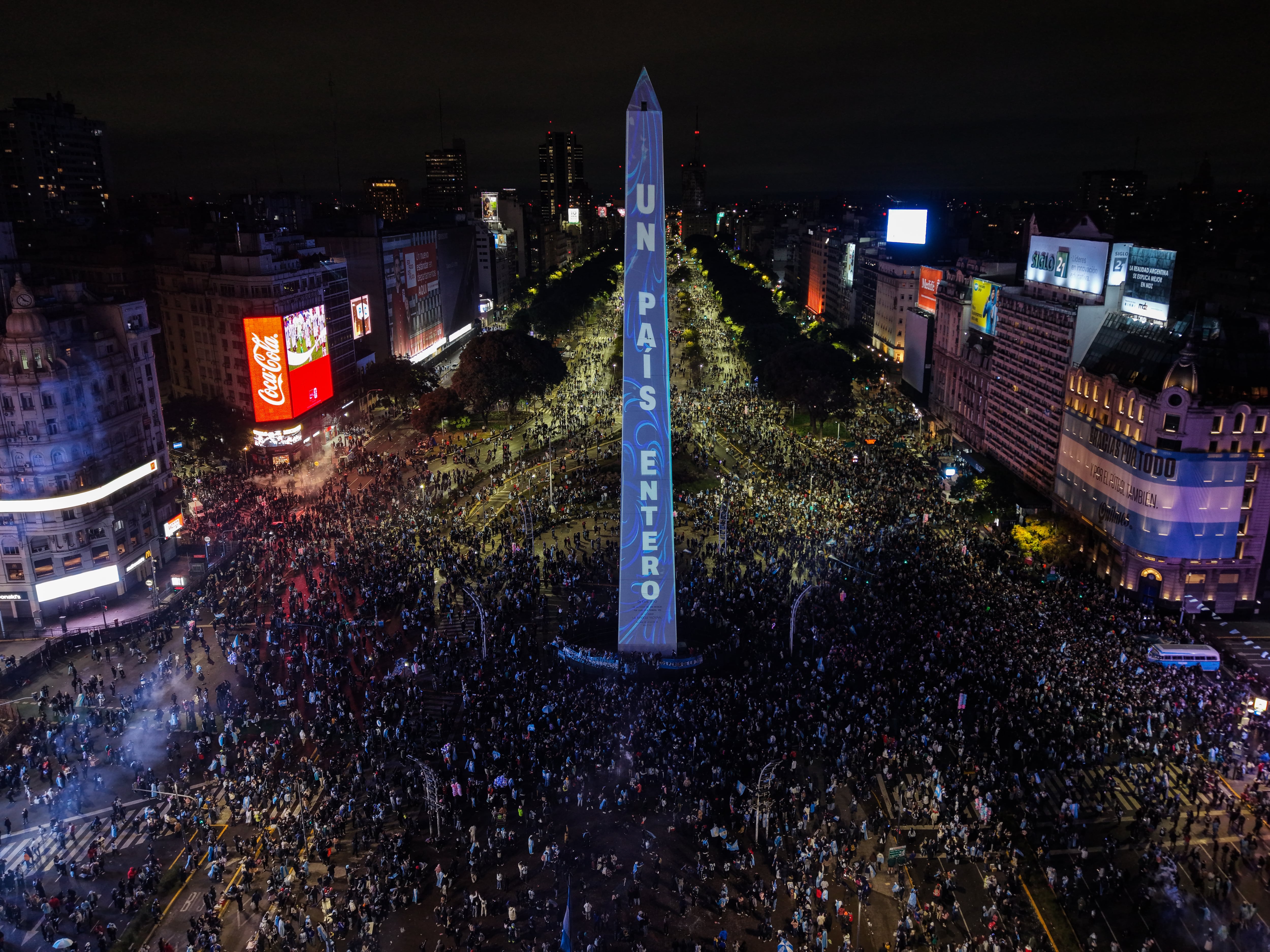 Así se vio desde el drone de Infobae la concentración en el Obelisco para acompañar a la Selección
