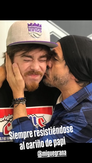 Pablo Granados le da un beso en la mejilla a Migue Granados, quien lleva una gorra de Sacramento Kings