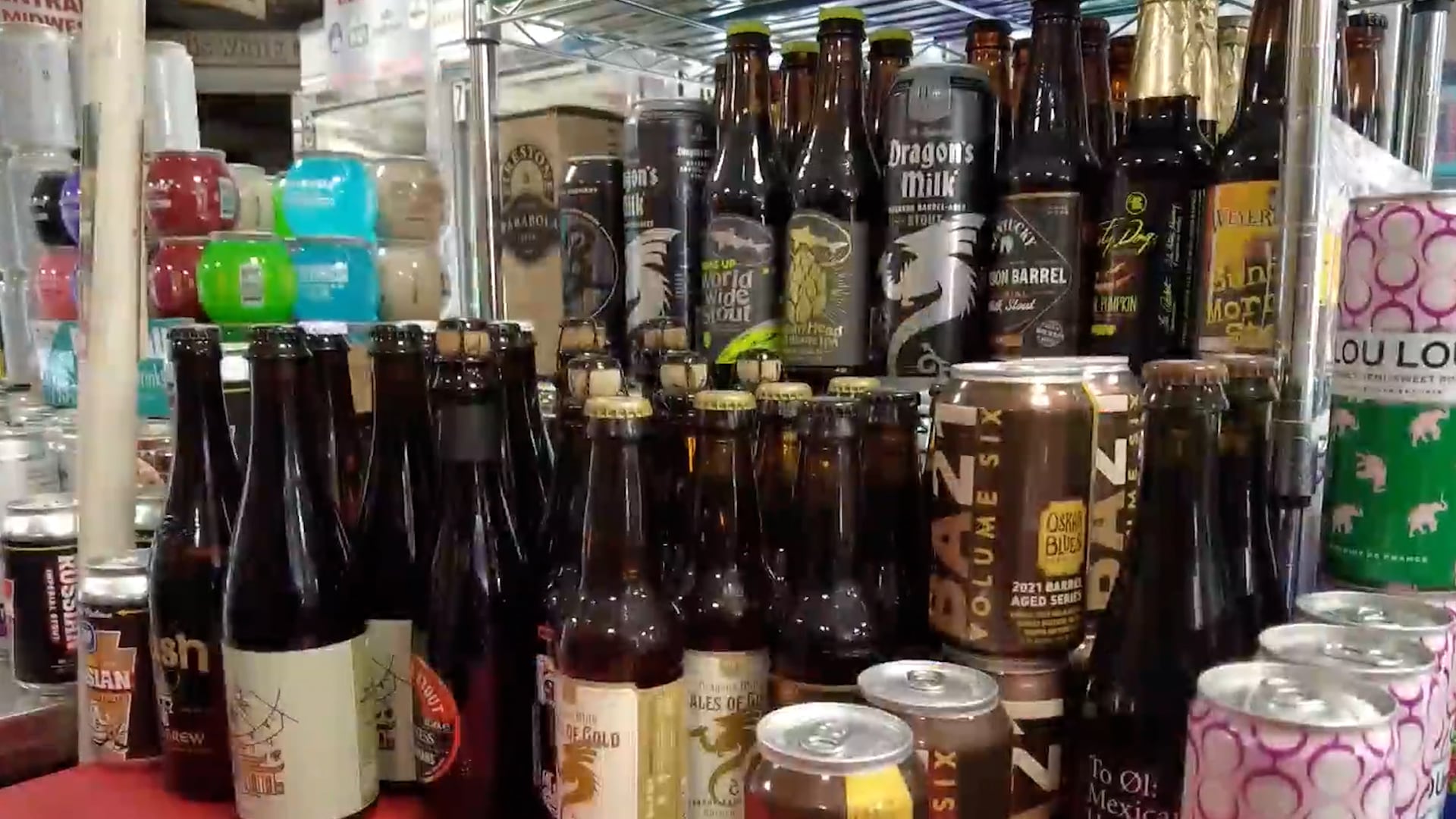 Albert ya consiguió botellas de cerveza de 22 países, entre ellos Bélgica, Japón y Australia, y aún le faltan 26 para completar la colección