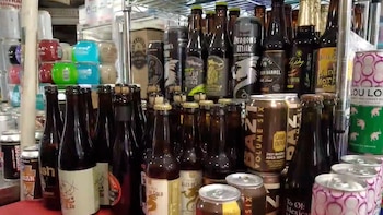 Antes del Mundial de Fútbol de 2026, un hombre de Filadelfia busca cervezas de los 48 países