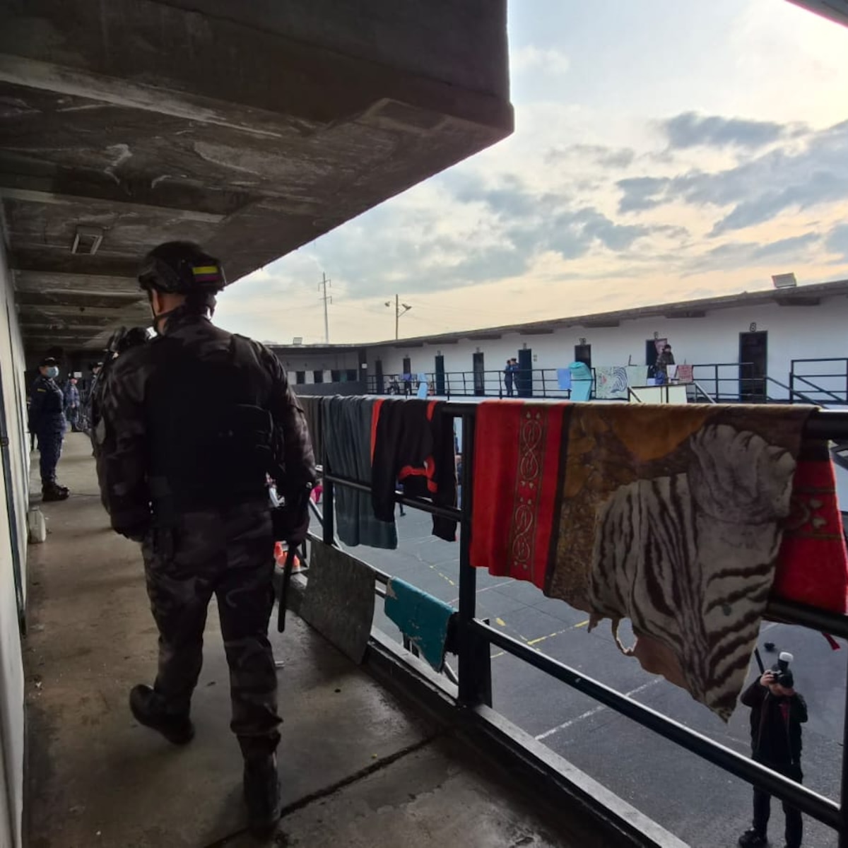 Investigan red de contrabando en El Buen Pastor: Drogas, ropa y pedidos especiales entrarían ocultos por la empresa del suministro de comida - Infobae