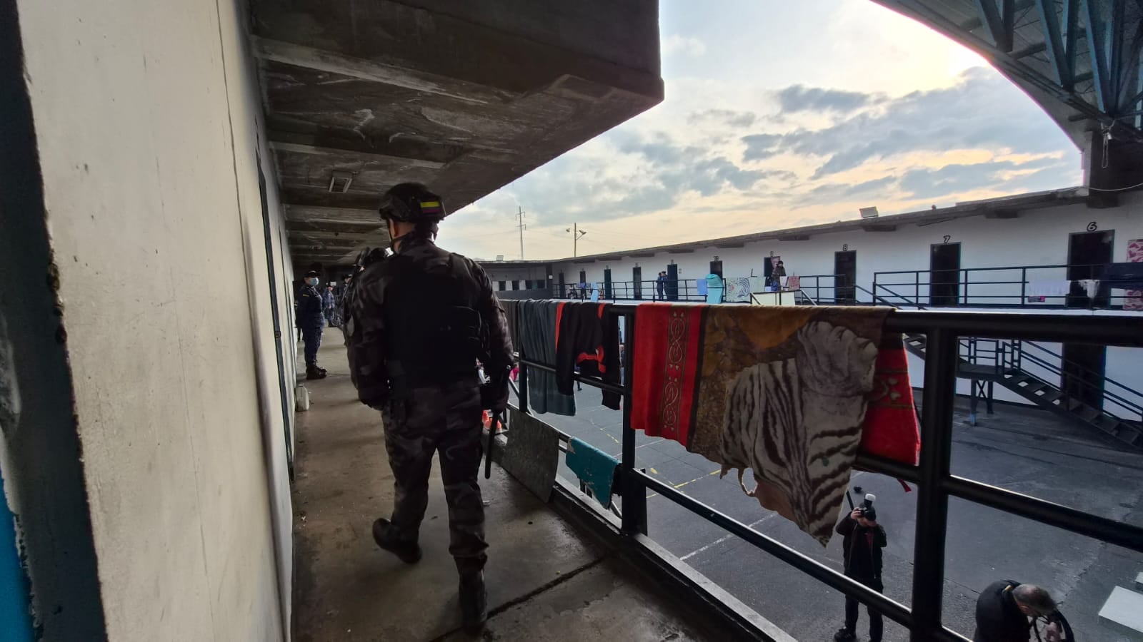 El Inpec investiga presuntas irregularidades en la cárcel El Buen Pastor de Bogotá por el intento de ingreso de 120 combos de hamburguesa, equipos tecnológicos y visitantes - crédito Paula Naranjo/Infobae Colombia