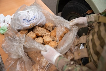 Militar con comida (Franco Fafasuli)