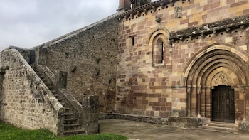 El encantador pueblo medieval de Cantabria que es ideal para escapar del calor de verano: es un Bien de Interés Cultural y tiene calles empedradas de película