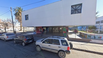 Un adolescente de 15 años apuñaló a otro a la salida del colegio por salir con su pareja