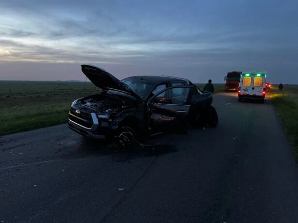 Bomberos, policía y personal sanitario trabajaron en el rescate y la remoción de los vehículos (El Orden de Pringles)