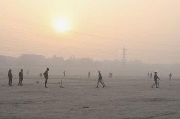 La gente juega al cricket