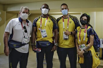 Helmut Bellingrodt (izq.) acompaña a