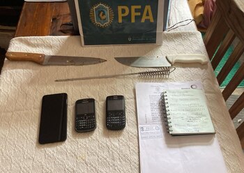 Cuchillos, teléfonos y anotaciones encontrados