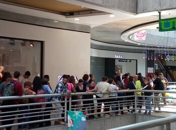 Largas filas para ingresar a