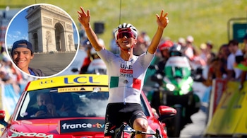 Ciclista con jersey de la bandera mexicana y brazos levantados frente a un coche rojo; foto circular de joven con gorra posando ante el Arco del Triunfo.