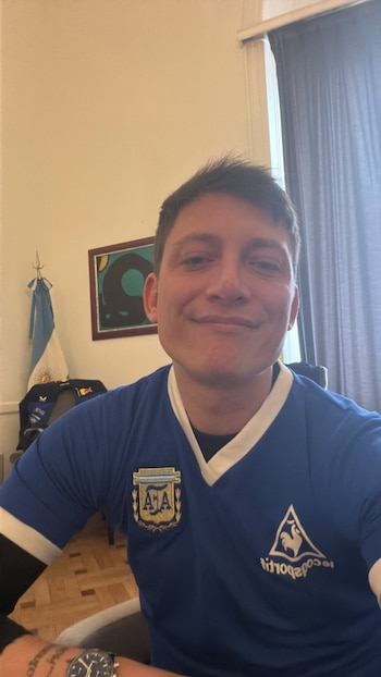 El asesor presidencial, Santiago Caputo, en su despacho de Casa Rosada, en la previa al partido entre Argentina e Inglaterra