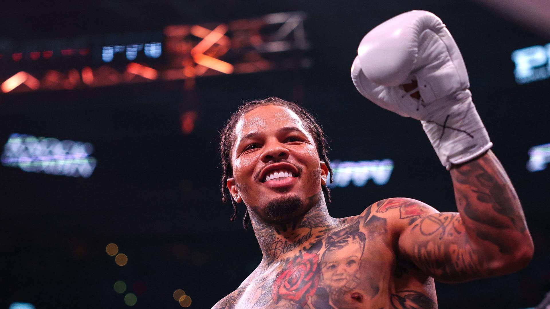 La Asociación Mundial de Boxeo prohíbe cualquier otra pelea o negociación previa hasta que Davis cumpla con la orden ante Schofield (AFP)