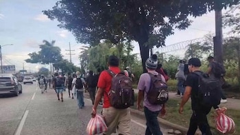 400 hondureños que huyen de la miseria: el adolescente que besó a su mamá, el padre que gana 55 dólares a la semana y el sueño americano que los impulsa