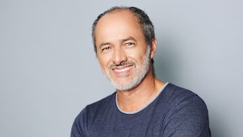 Carlos Alcántara se desnuda por