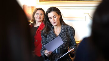 La reina Letizia vuelve a apostar por la moda italiana y culmina su viaje oficial luciendo un dos piezas de color negro
