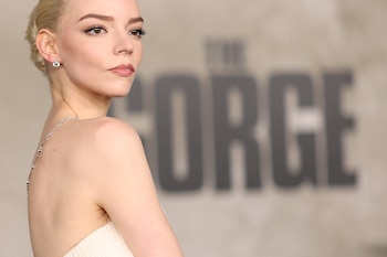 La cadena delicada y los pendientes de diamante acompañan un vestido nude, resaltando la sofisticación discreta de Anya Taylor-Joy en eventos promocionales (REUTERS/Mario Anzuoni)