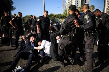 La policía israelí se lleva a judíos ultraortodoxos mientras bloquea una carretera mientras participan en una protesta contra la presión para reclutar al ejército en Bnei Brak, Israel, el 5 de junio de 2025
REUTERS/Itai Ron