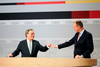 Armin Laschet saluda a Friedrich