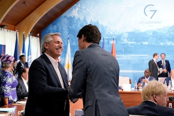 En esta foto, junto al