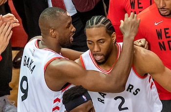 La aceptación de las sanciones por parte de Ballmer podría destrabar el traspaso de Kawhi Leonard a Toronto Raptors, que sigue en pausa desde julio. (EFE/Warren Toda/Archivo)