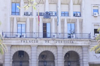21/06/2022 La Audiencia de Sevilla confirma prisión para un hombre por quebrantar tres veces la orden de alejamiento de su expareja.
La Audiencia de Sevilla ha confirmado una sentencia previa, que condena a un varón por un delito de quebrantamiento de condena con el agravante de reincidencia ya que anteriormente se le interpuso, hasta en tres ocasiones, una orden de prohibición de comunicarse y aproximarse a su expareja.
POLITICA
Joaquin Corchero - Europa Press
