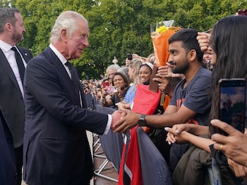 El Rey Carlos III con la gente (Yui Mok/Pool via REUTERS)